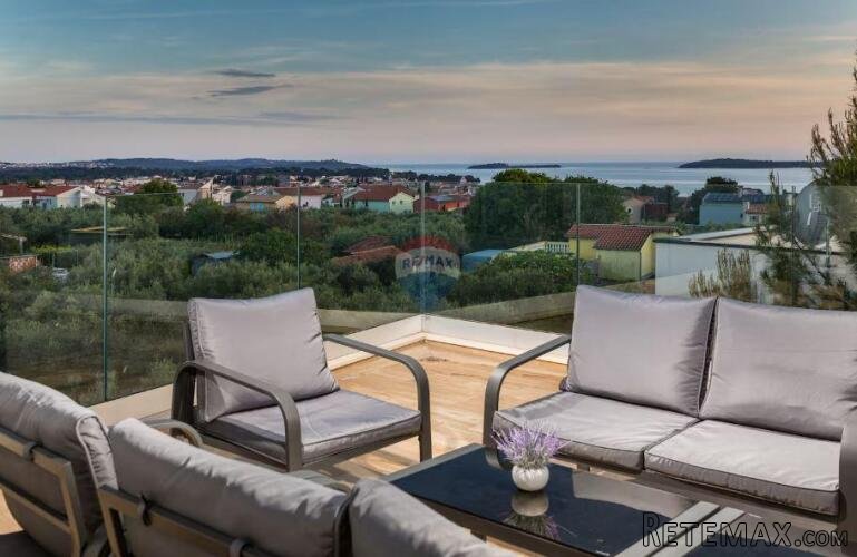 Istra, Fažana, moderna vila 700 metara od mora sa panoramski