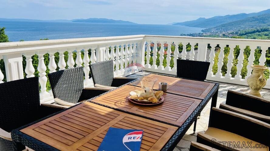 OPATIJA - Stambeno poslovna zgrada