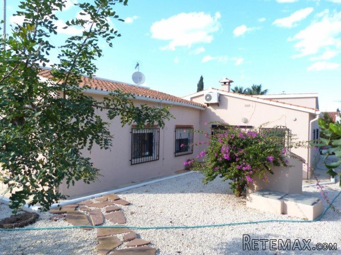 This semi-detached villa is located in a sunny, residential..