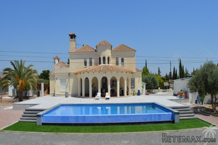 We find this fully renovated finca on a plot of 2450 m² in..