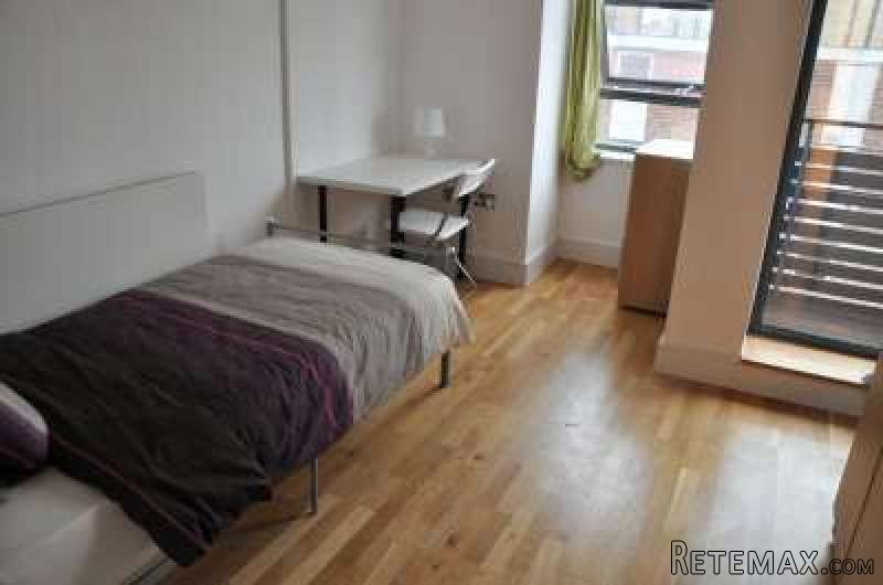 Single with double bed near Canary..
