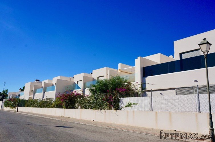 Merely 500 metres away from the beach we find this modern..