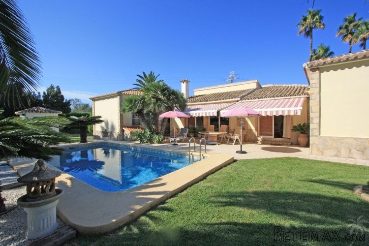Magnificent finca for sale less than 500m walking distance..