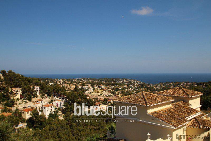 Beautiful plot with superb sea views in..