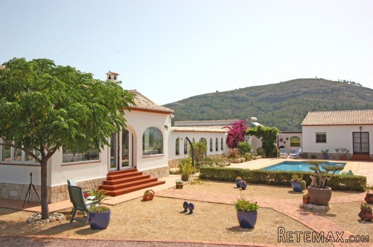 This modern, single storey finca with a separate guest..