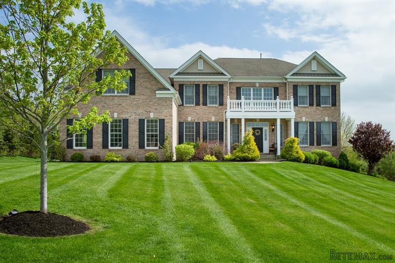 5 bedroom House For Sale: 100 Shamrock..