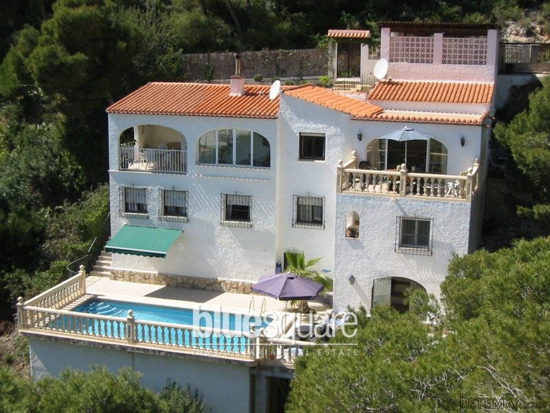 Traditional 4-Bedroom Cliff Top Villa..
