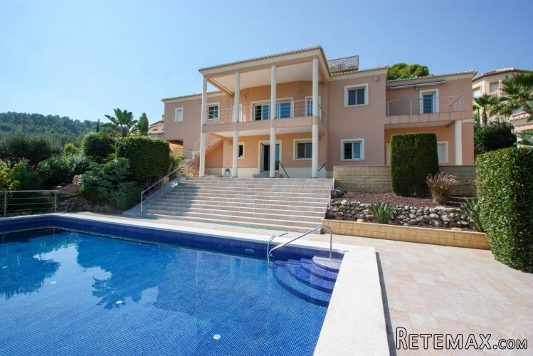 Villa with swimming pool for sale in Orba. The House..