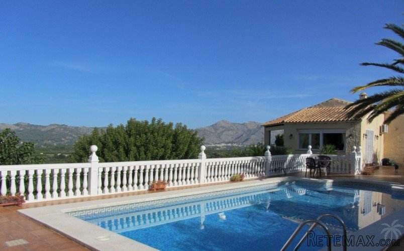 Large 5 bedroom finca set in a large flat plot close to the..