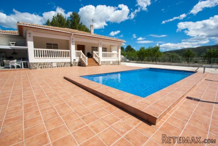 Country house for sale newly built on a plot of 3,770 m2...