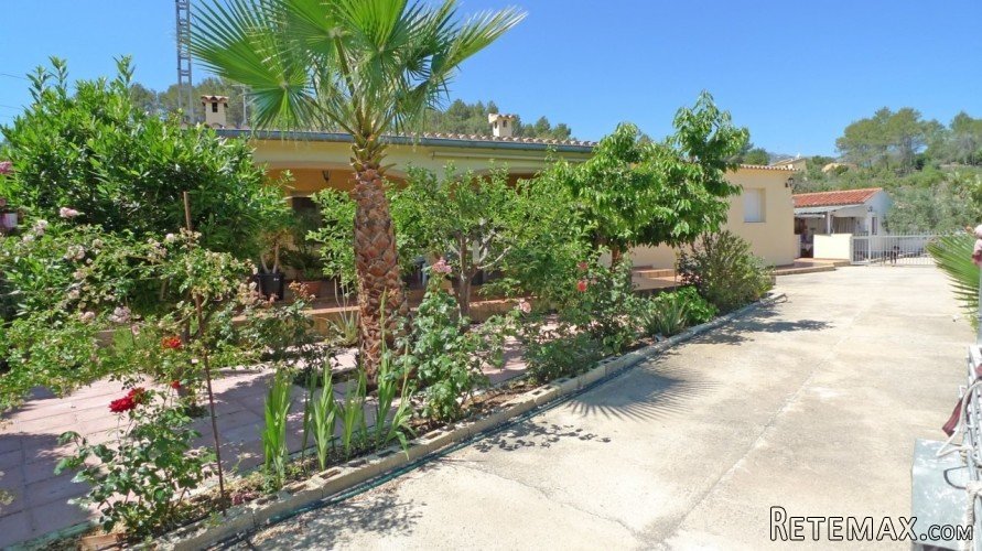 Set on a large flat plot there are 2 villas, the first at..