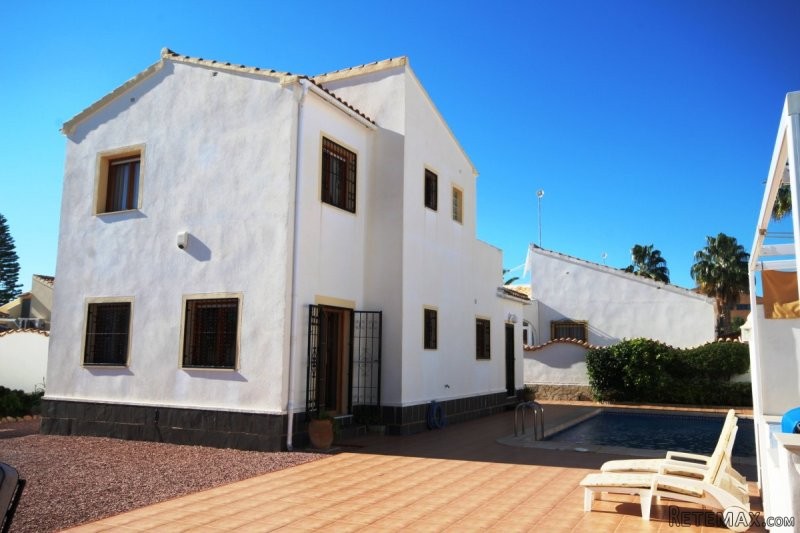 4 Bedrooms - Villa - Alicante - For Sale