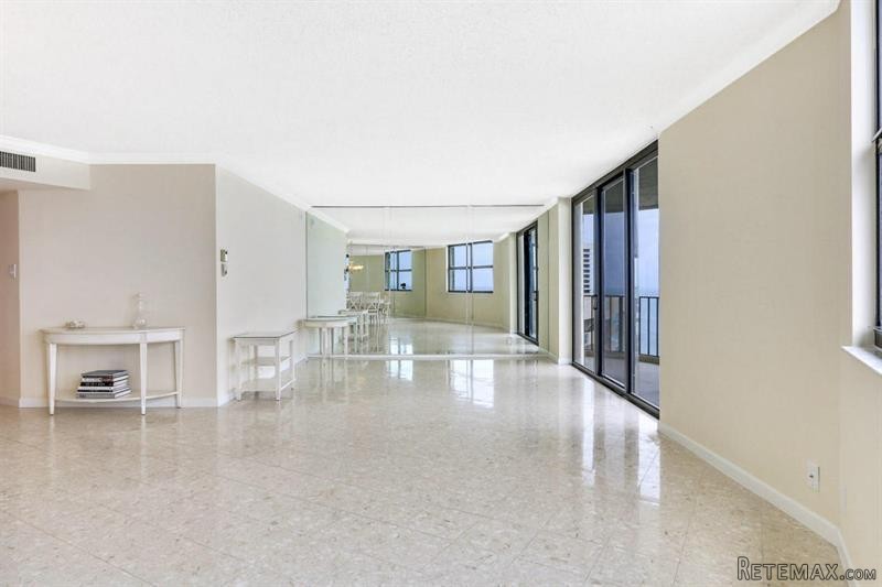 2 bedroom Residence For Sale: Singer..