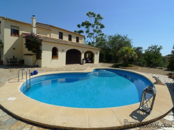 Finca style property for sale located at just 10 minutes..