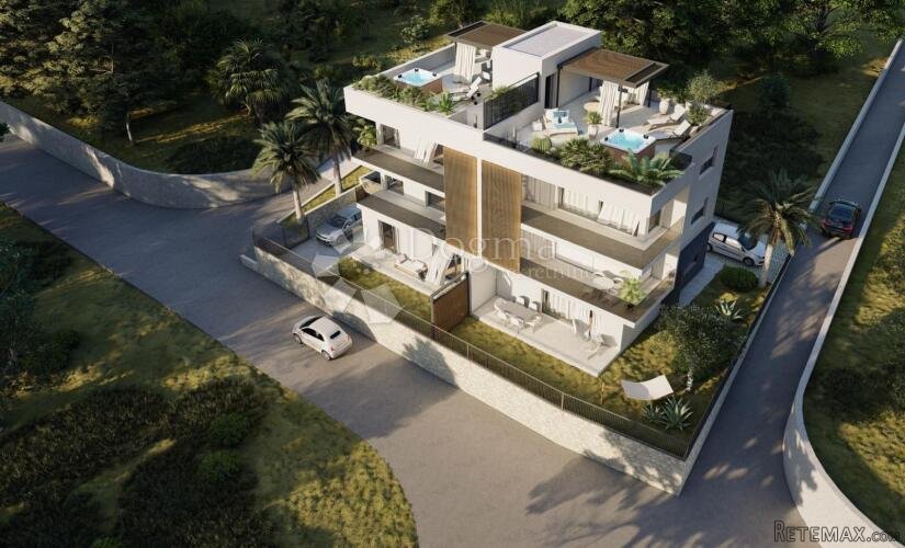 TROGIR - LUKSUZAN STAN S KROVNOM TERASOM U NOVOGRADNJI