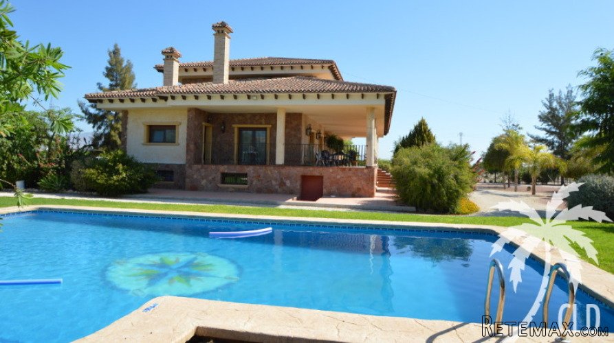 Central located imposing villa on a beautiful plot of..