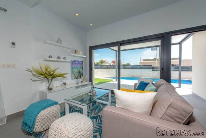 3 Bedroom 2 Bathroom Villa In Ciudad.. - 2