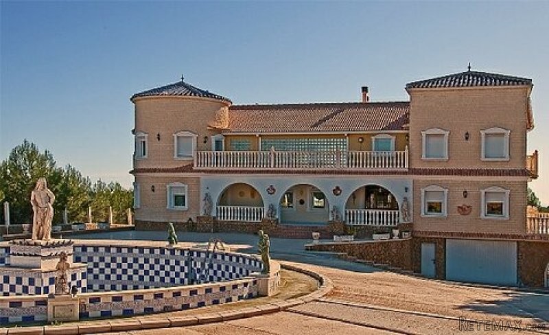 6 BEDROOM BESPOKE DESIGNED VILLA