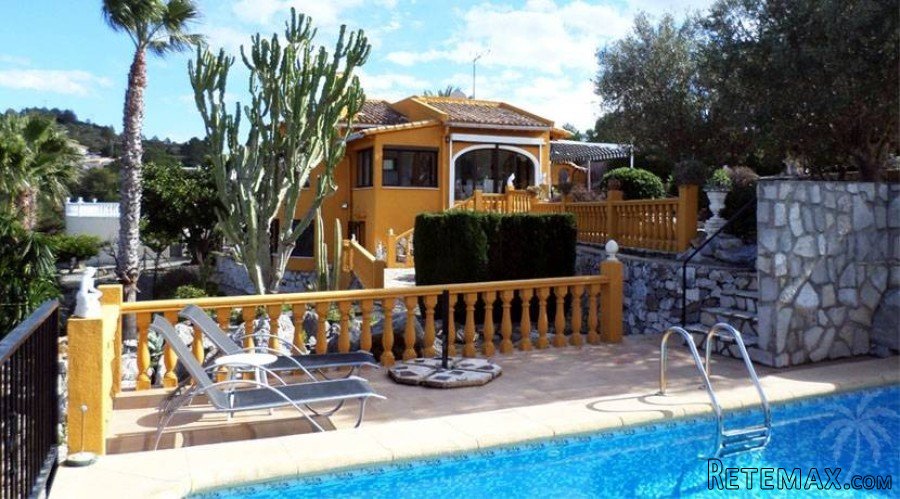 Well presented villa in strikingly beautiful setting atop..