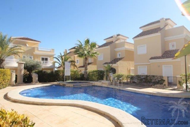 This well maintained terraced house is a great opportunity..