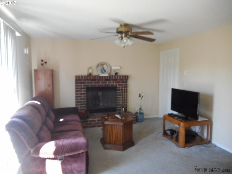 1402 SE Park Crest AVE, Vancouver..