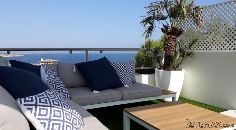 This recently renovated duplex penthouse is just 100 m2.. - 2