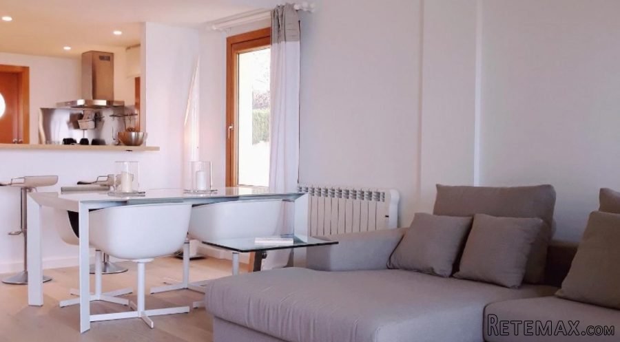 This recently renovated duplex penthouse is just 100 m2.. - 3