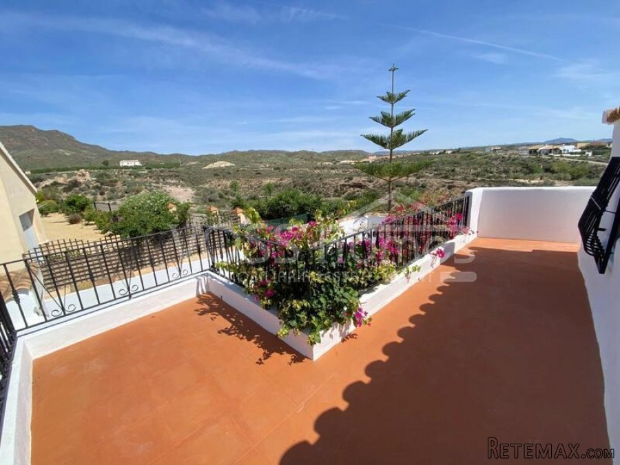 A truly stunning 3 bed, 2 bath beautifully renovated.. - 4