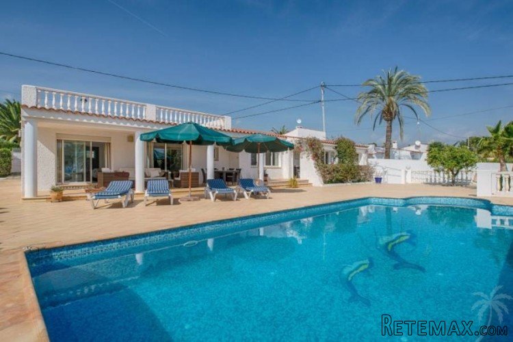 Single storey villa with private pool in Alfaz del Pi. This..