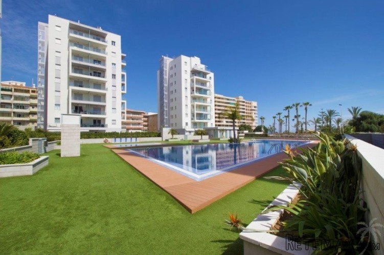 At 50 meters from the beach we find this south-facing house..