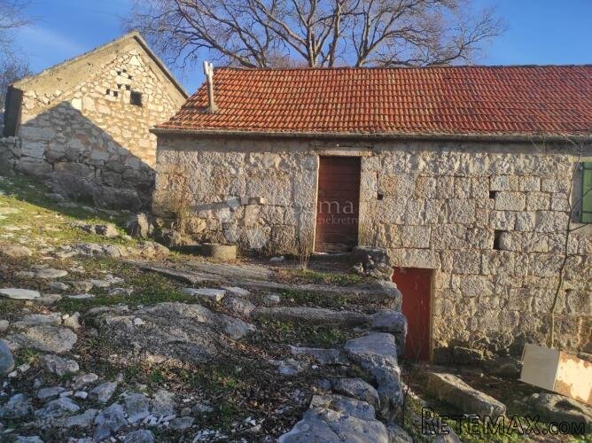 Kamene kuće sa 3.500 m² zemljišta – mir, privatnost i blizin