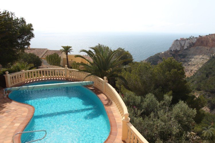South facing villa with spectacular views near the seafront..