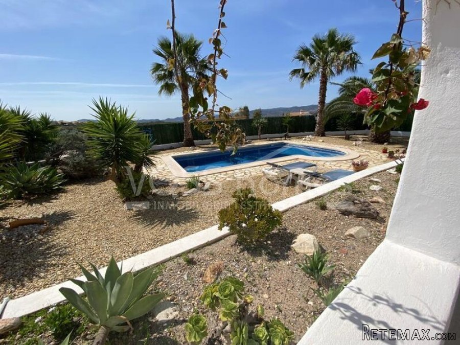 A truly stunning 3 bed, 2 bath beautifully renovated.. - 9