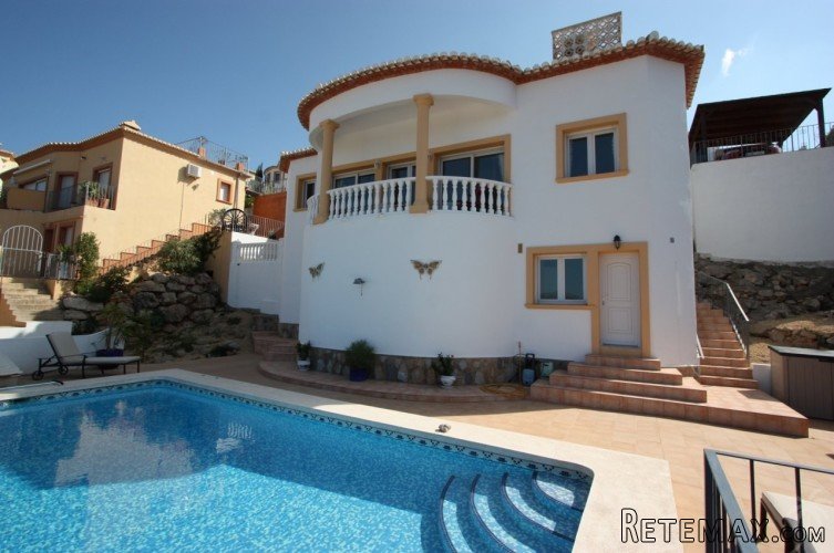 This 3 bedroom 3 bathroom villa close to the town of Orba..