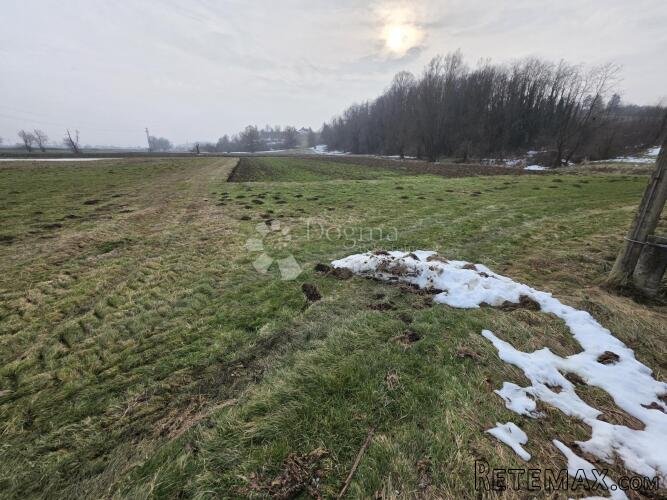 Zemljište 3.766m² u Luki nadomak glavne ceste prema Kupljeno