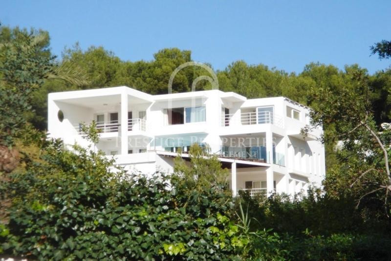 Modern and renovated villa with..