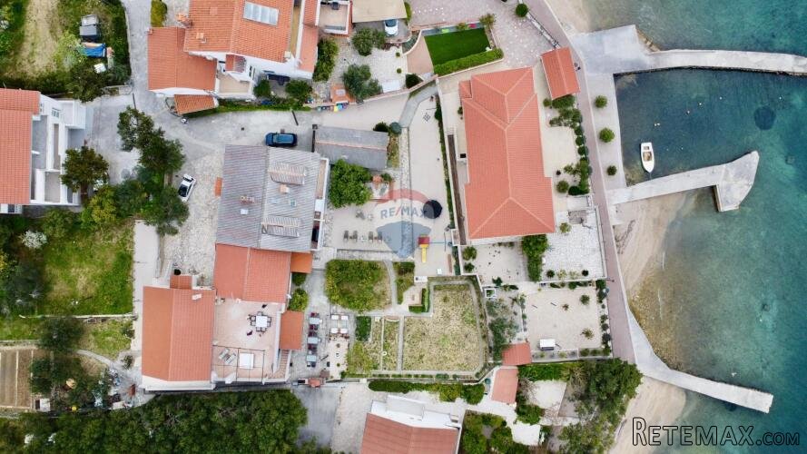 Rab,Barbat- kuća sa 6 apartmana, 1.red do mora