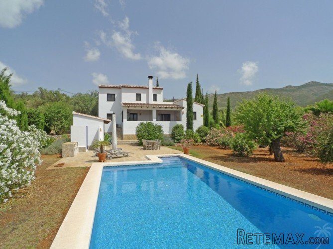 Two storey finca for sale near Lliber on a flat plot of..