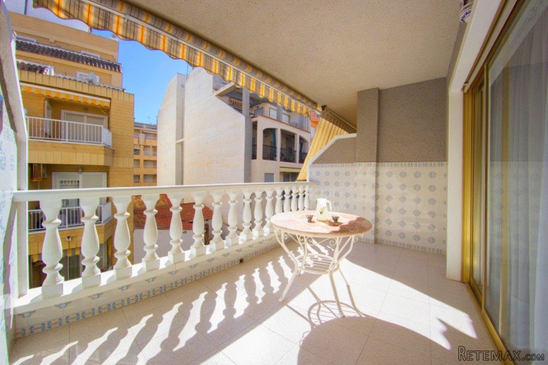 Beautiful 2 Bed Apartment 50m From La..