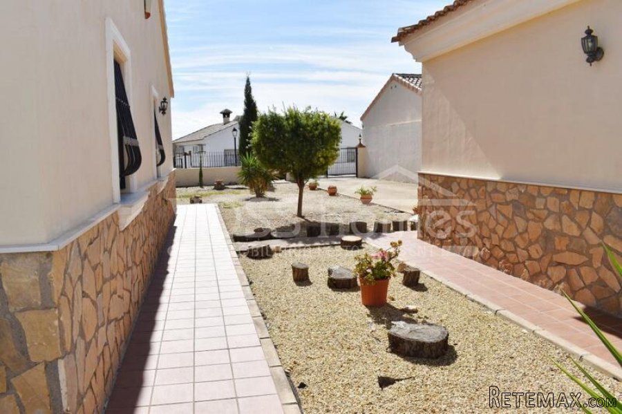 EXCLUSIVE TO VOSS HOMES - A spacious, recently decorated.. - 12