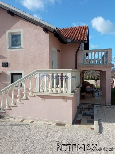 Peroj,stan u kući,70m2,dn+kuh.+blag+2kupat.+s.soba,terasa - 2