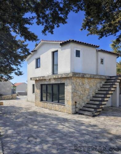 OTOK PAG - Kuća s 6 stambenih jedinica za renovaciju- ODLIČN - 3