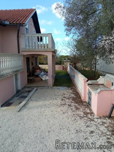 Peroj,stan u kući,70m2,dn+kuh.+blag+2kupat.+s.soba,terasa - 3