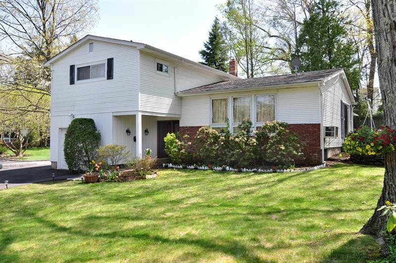 3 bedroom House For Sale: 21 Tanglewood..