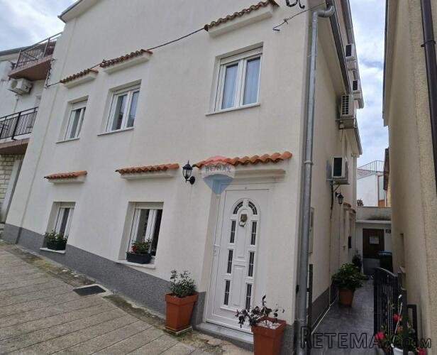 Crikvenica, Selce - kuća s dva stana 350m od mora