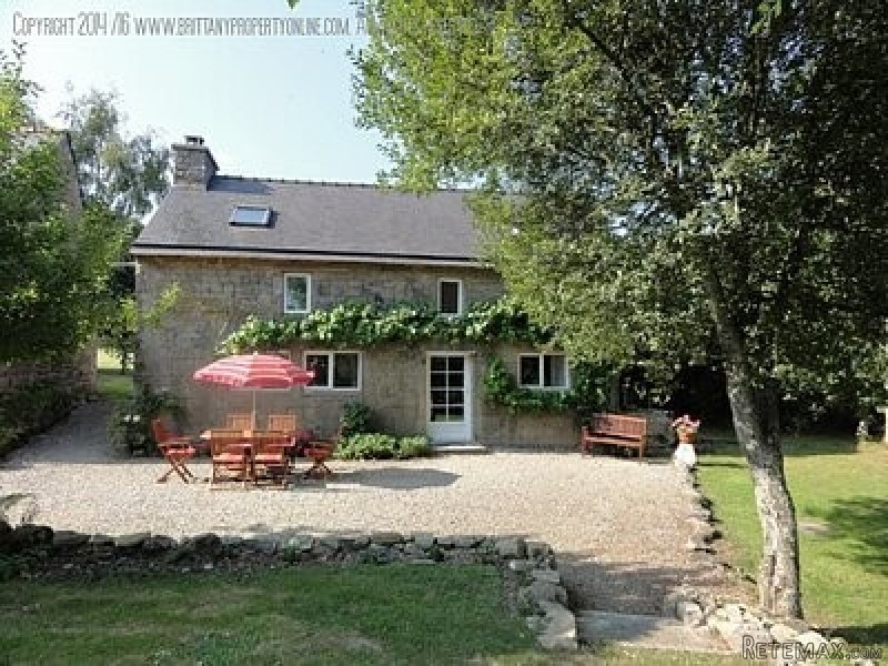 2 houses + stone barn in a hectare with..