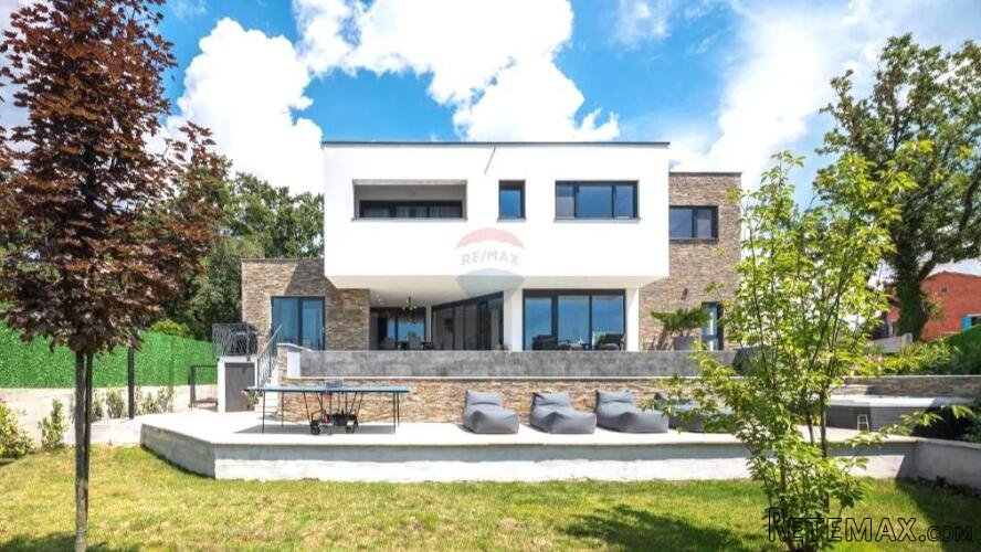 Istra,Kaštel-Samostojeća moderna vila
