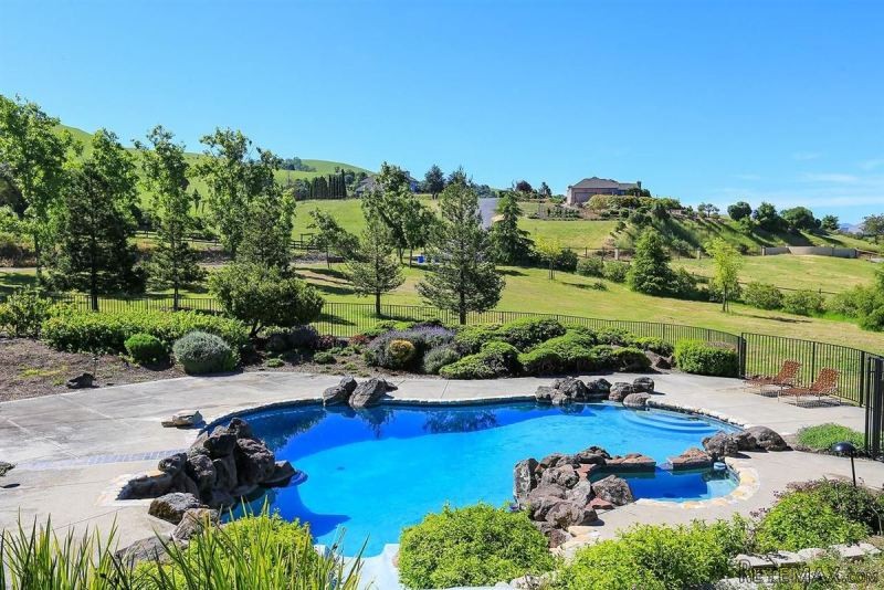 Lovely tri-level home - 2
