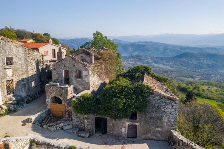 TRI KUĆE U STAROGRADSKOJ JEZGRI S POGLEDOM! - 2