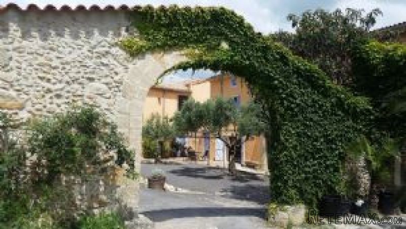 Bel ensemble comprenant une habitation..